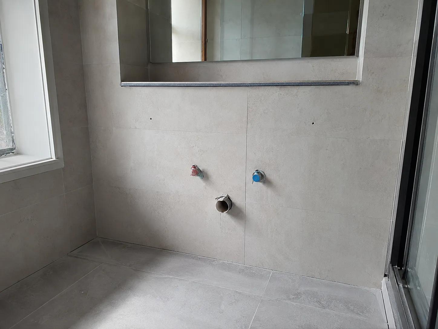 lavabo montajı öncesi banyo görünümü