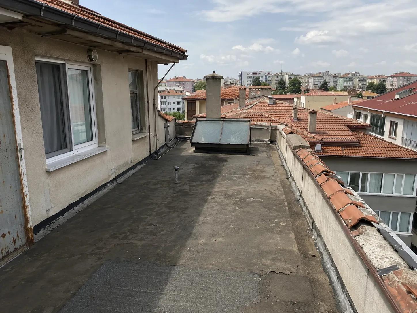 ahşap çatı kaplama öncesi apartman çatısı görünümü