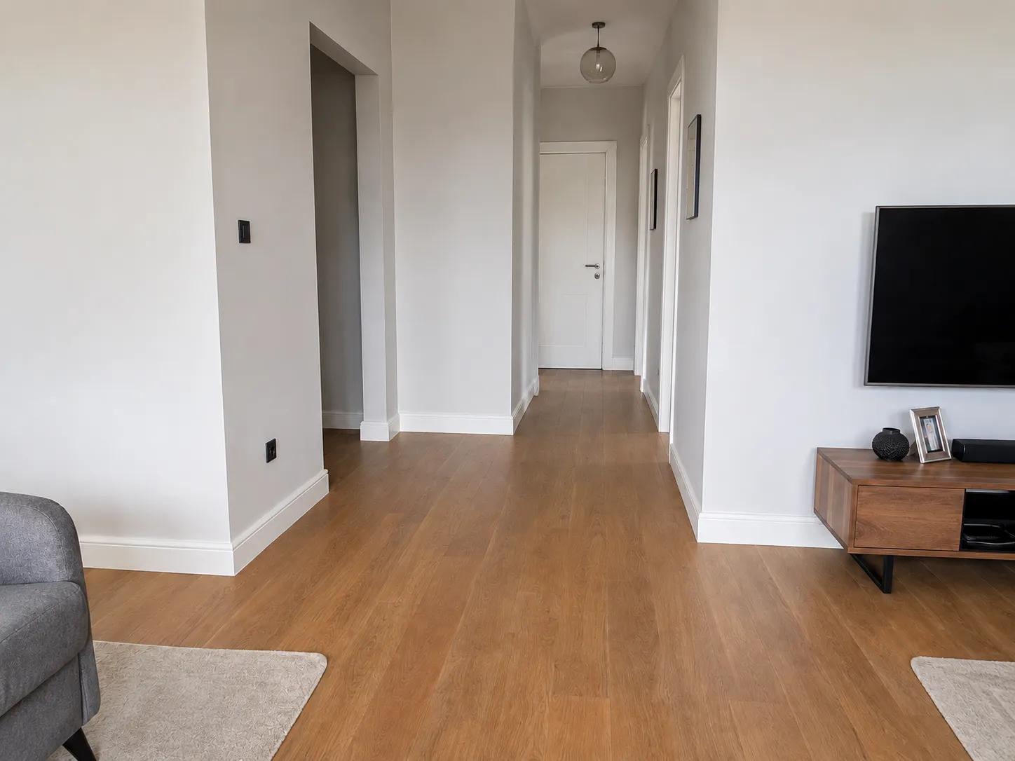 Yeni süpürgeliklerle tamamlanmış daire