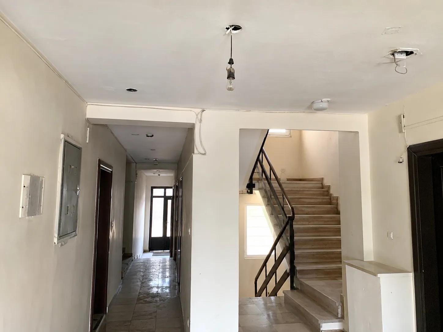 avize / lamba montajı öncesi apartman ortak alanı görünümü