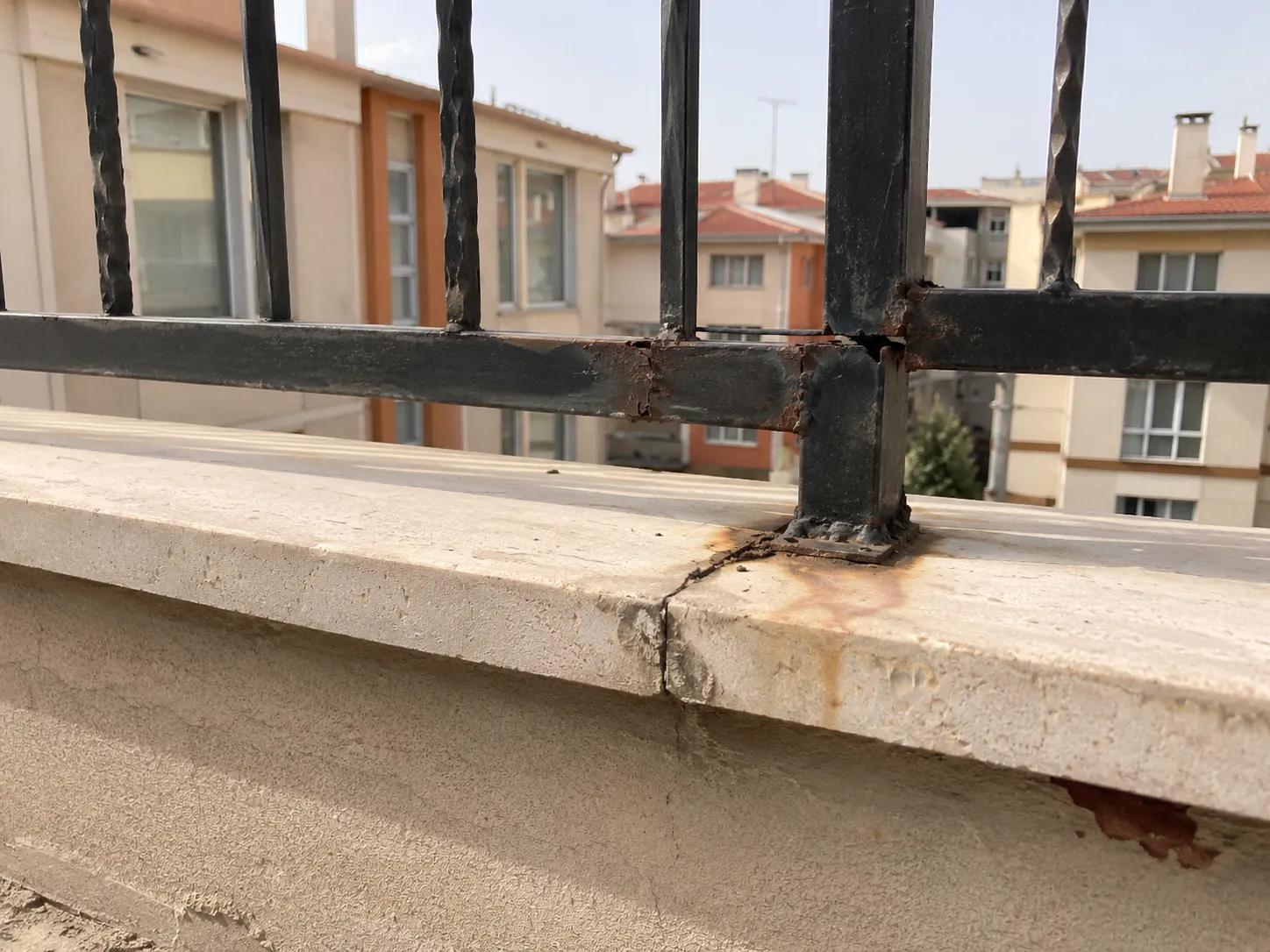 basit kaynak tamiri öncesi balkon / cephe görünümü