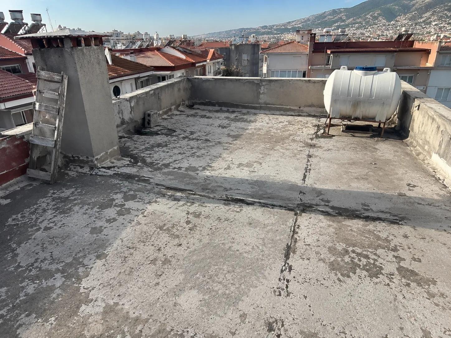 çatı İsı yalıtımı öncesi apartman çatısı görünümü