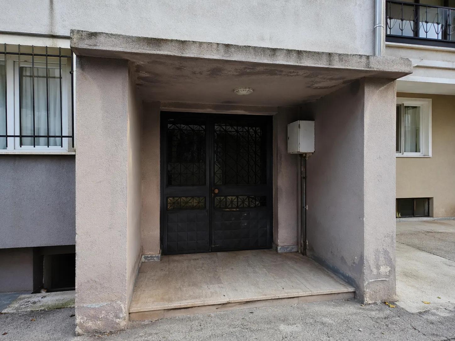 Bakımsız bina giriş cephesi