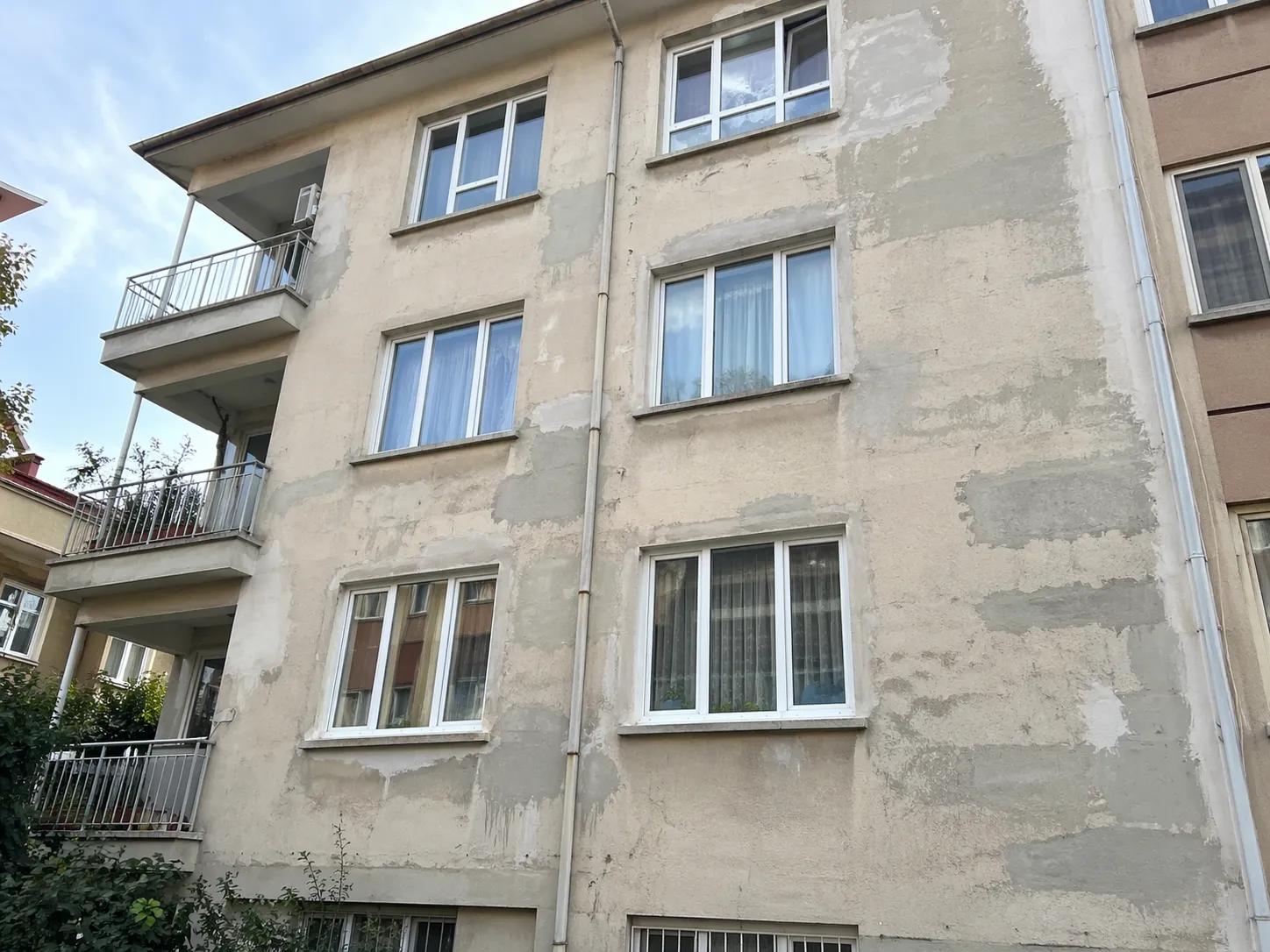 Yıpranmış apartman cephesi
