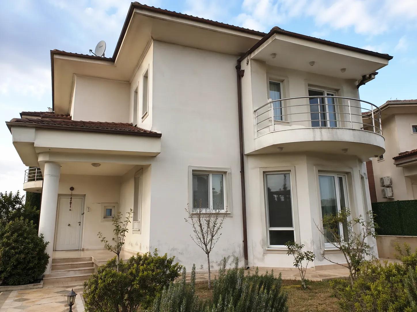 Düz boyalı villa cephesi