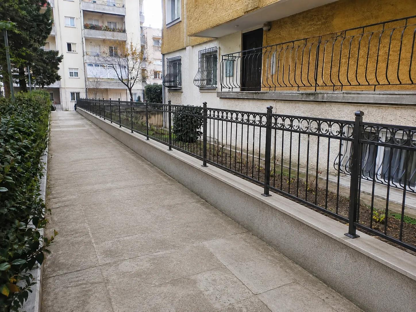 ferforje montajı sonrası site ortak alanı teslim görünümü