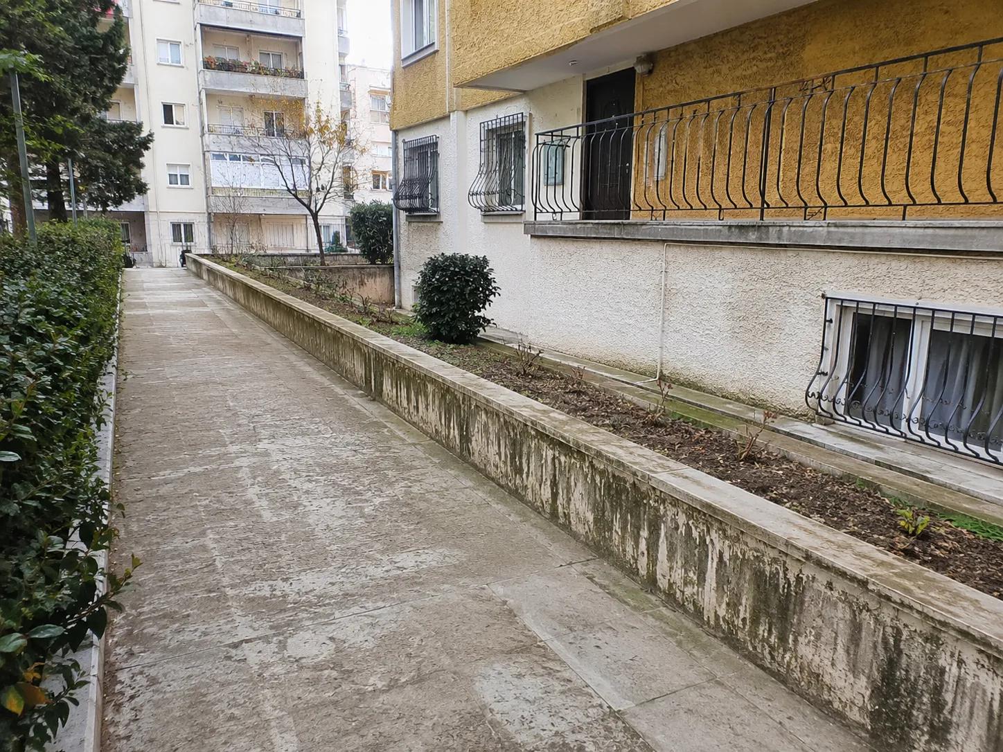 ferforje montajı öncesi site ortak alanı görünümü