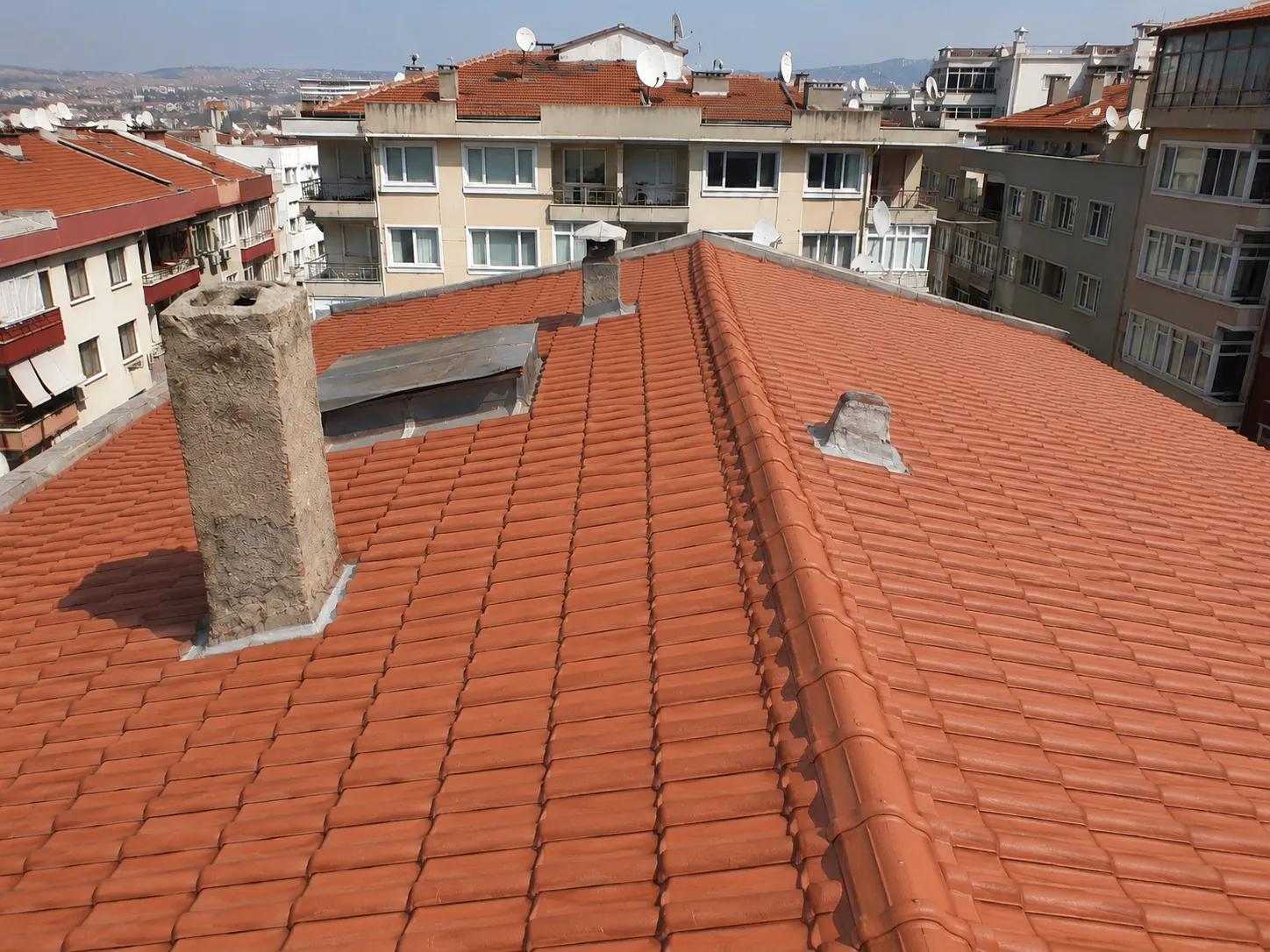 kiremit onarımı sonrası apartman çatısı teslim görünümü