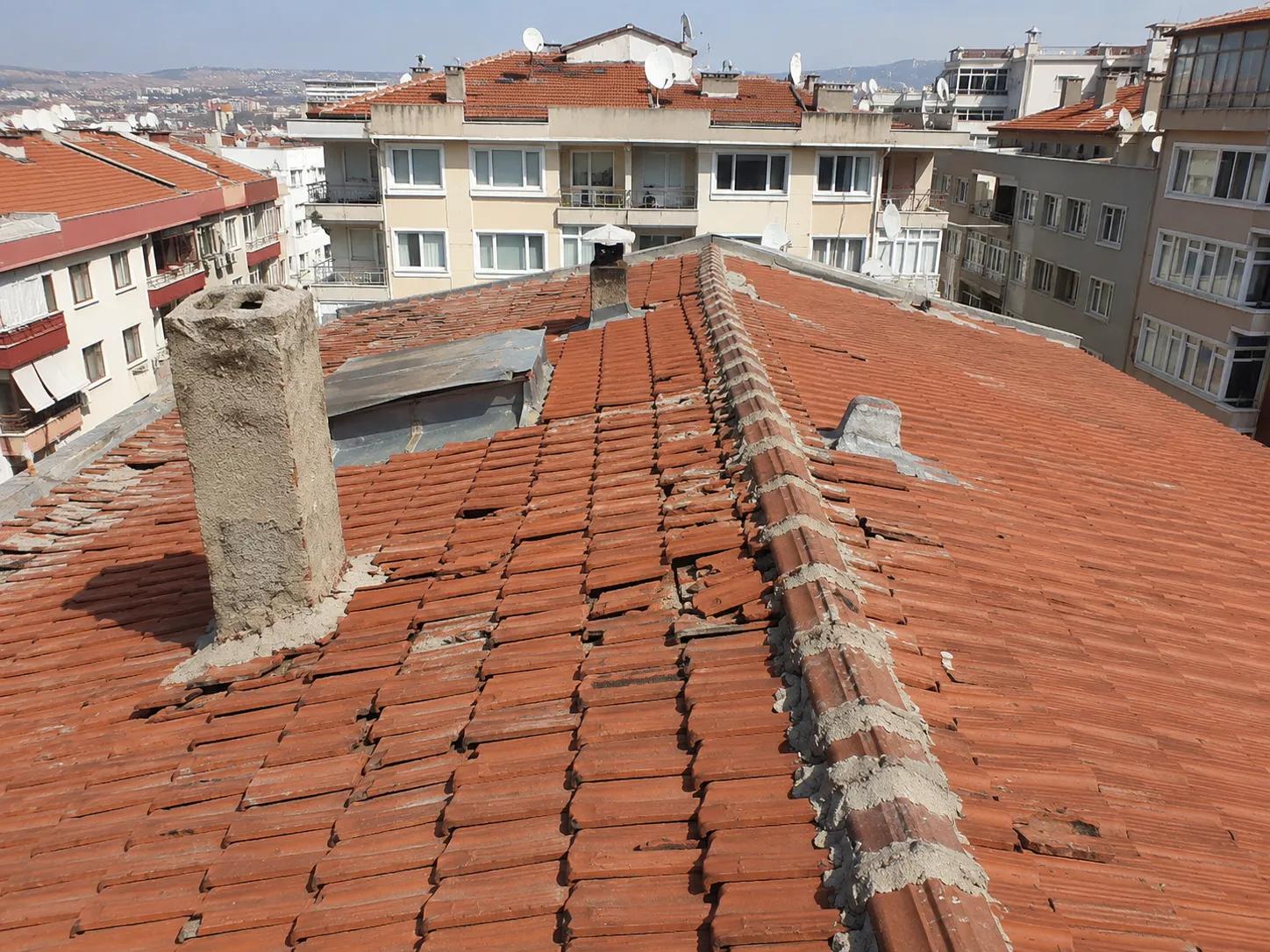kiremit onarımı öncesi apartman çatısı görünümü