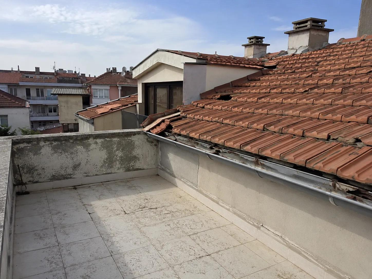 kiremit onarımı öncesi teras çatı görünümü