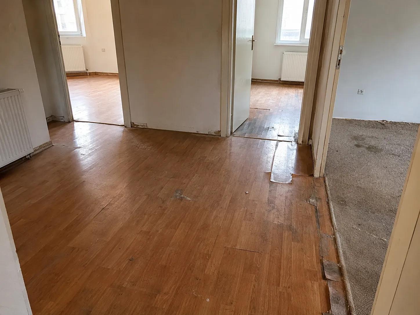 Yıpranmış laminat ve halı
