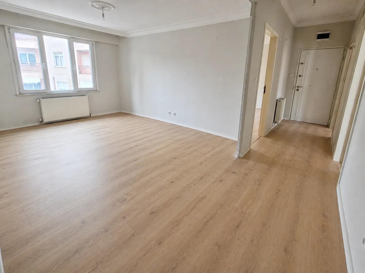 Yeni laminat parke döşenmiş daire