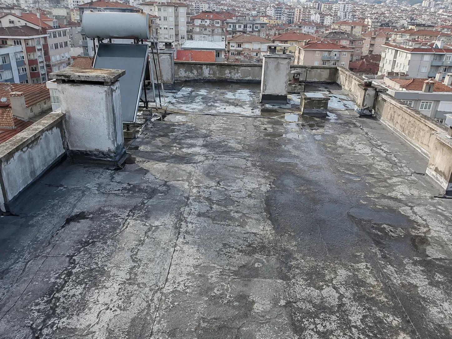 membran su yalıtımı öncesi apartman çatısı görünümü