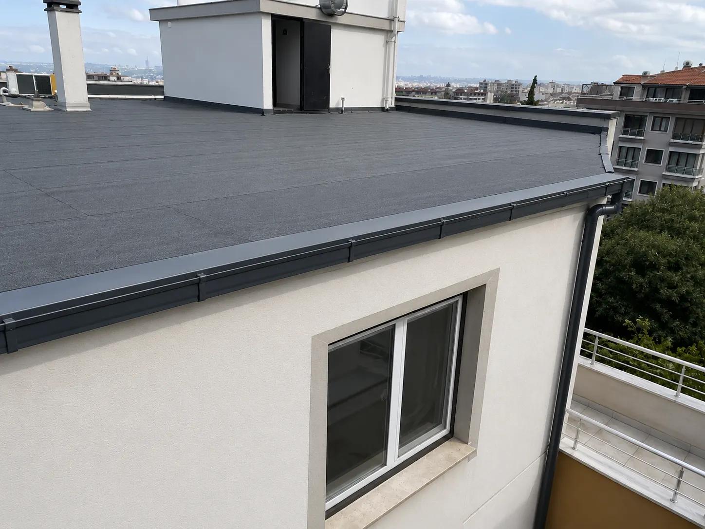 oluk montajı sonrası apartman çatısı teslim görünümü