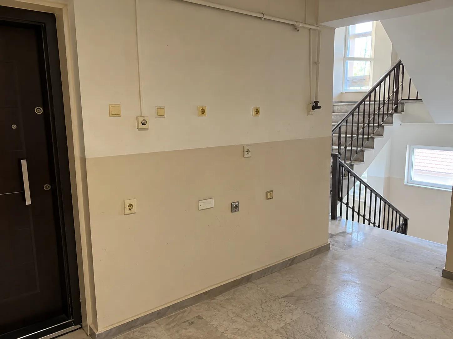 priz / anahtar montajı öncesi apartman ortak alanı görünümü