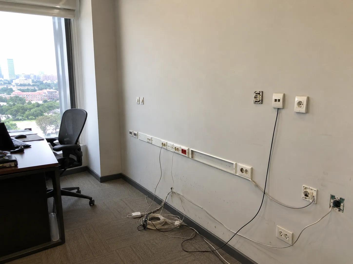 priz / anahtar montajı öncesi ofis görünümü