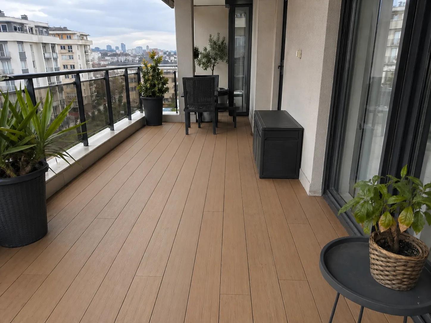 PVC deck döşenmiş balkon