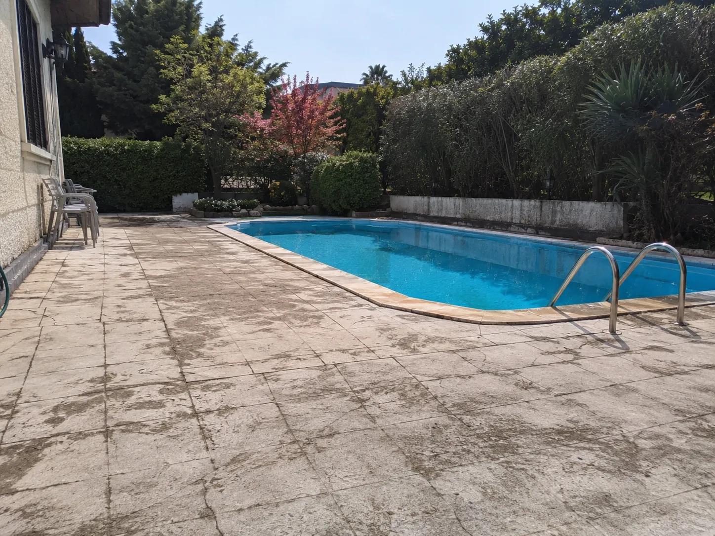 Havuz Çevresinde Bakımı Kolay PVC Deck Uygulaması öncesi görünüm