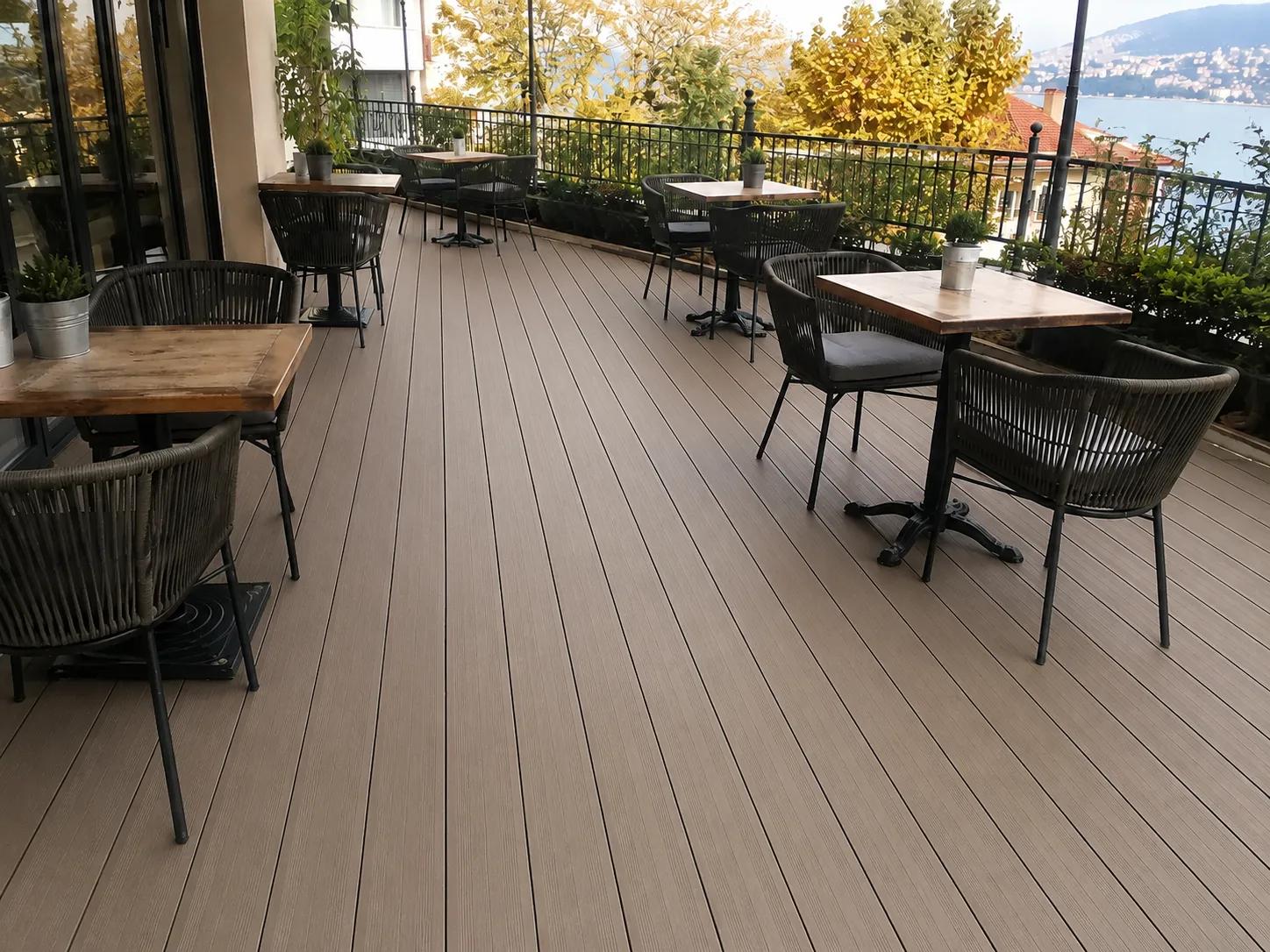 Kafe Terasında Kaymaz PVC Deck Döşeme sonrası görünüm