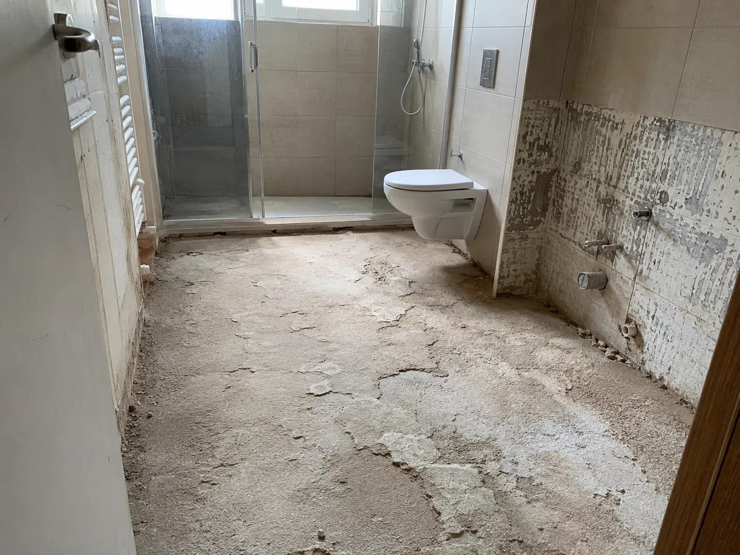 Kabarmış ve bozulmuş banyo şapı