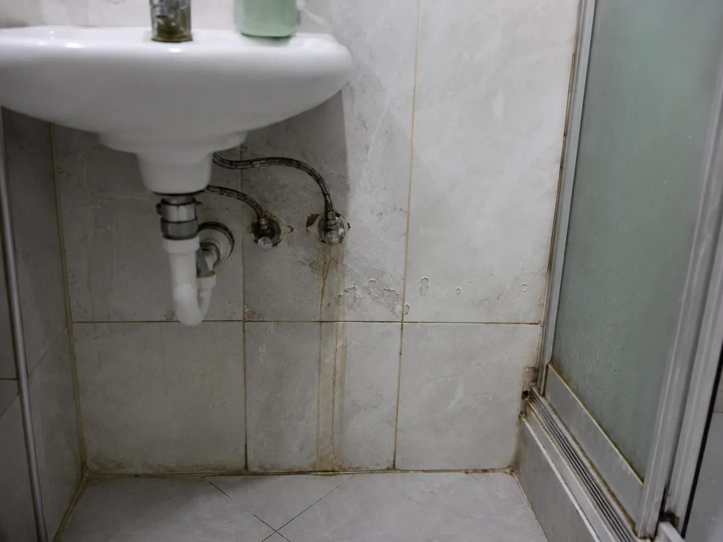 su kaçağı tespiti & onarım öncesi banyo görünümü