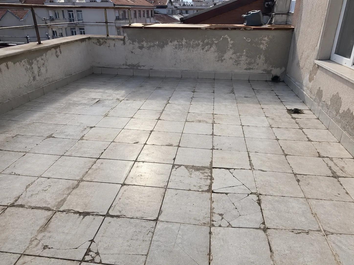 Su sızdıran eski teras