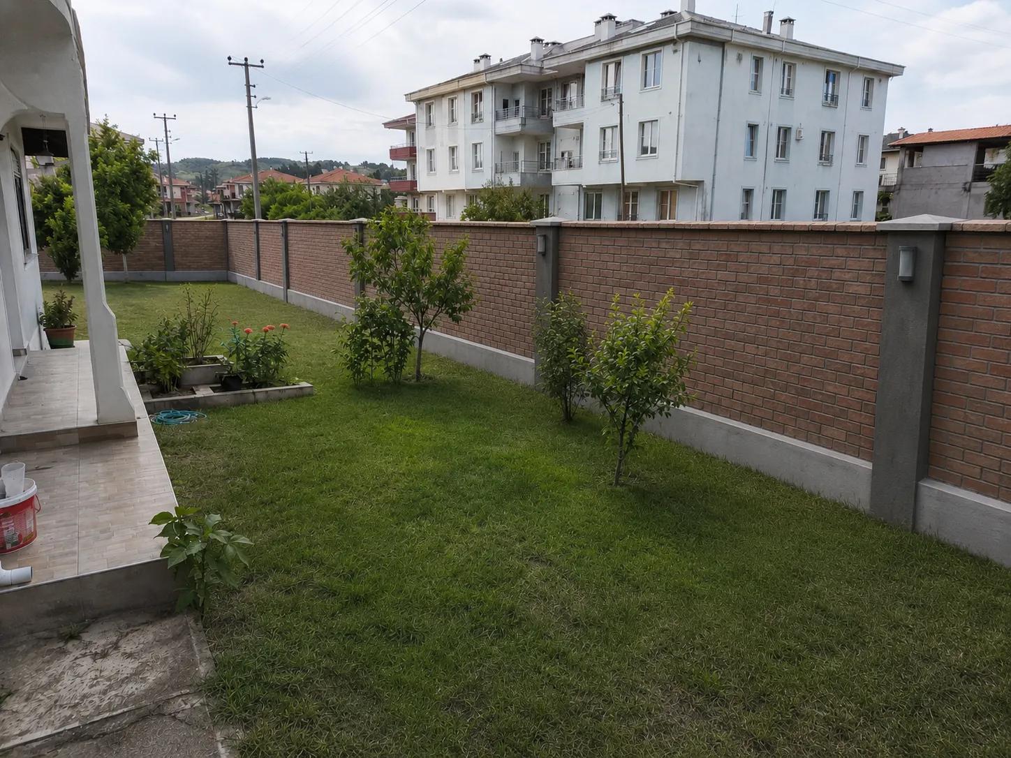 Örülen tuğla bahçe duvarı