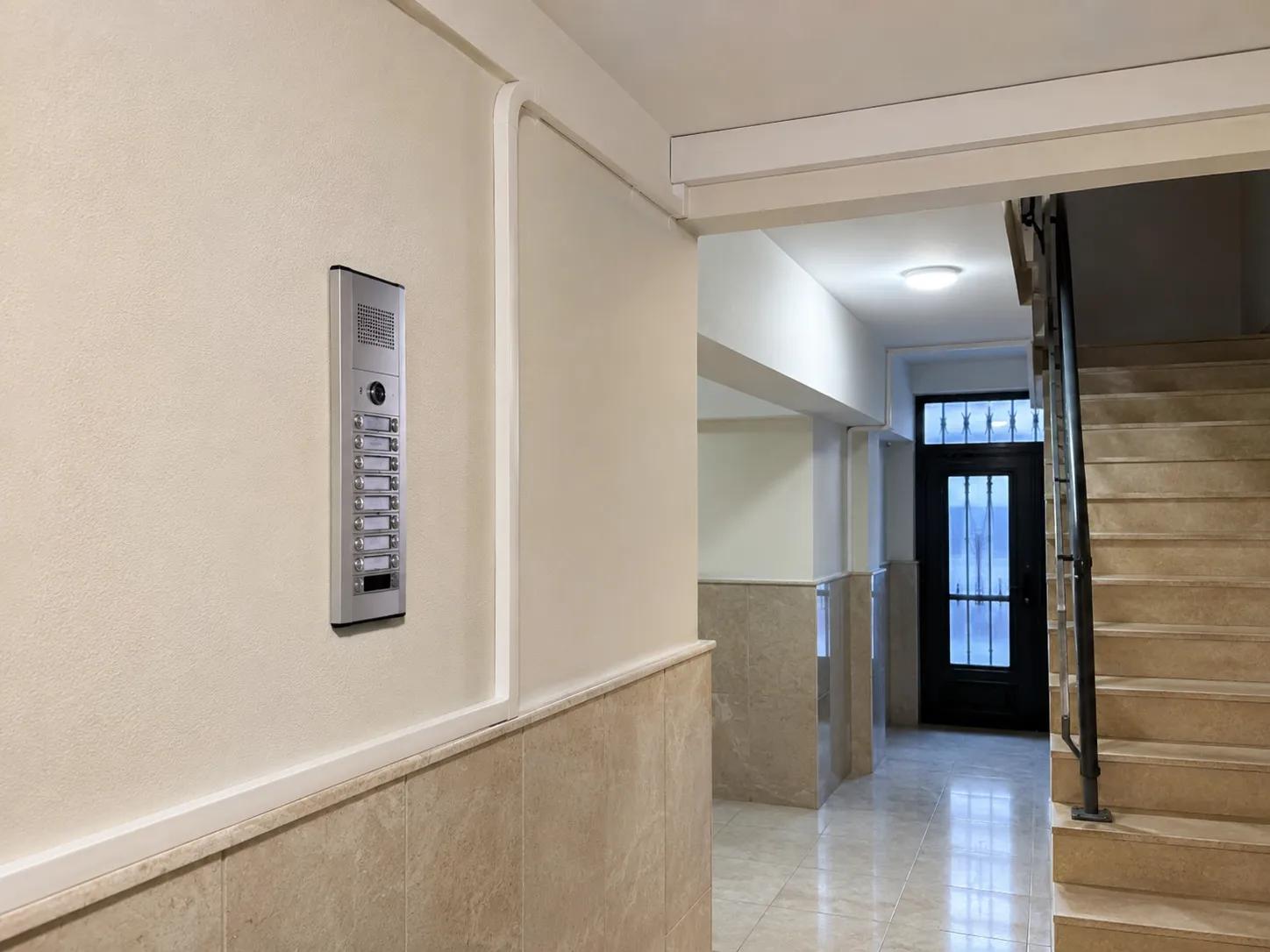zil / diafon montajı sonrası apartman ortak alanı teslim görünümü