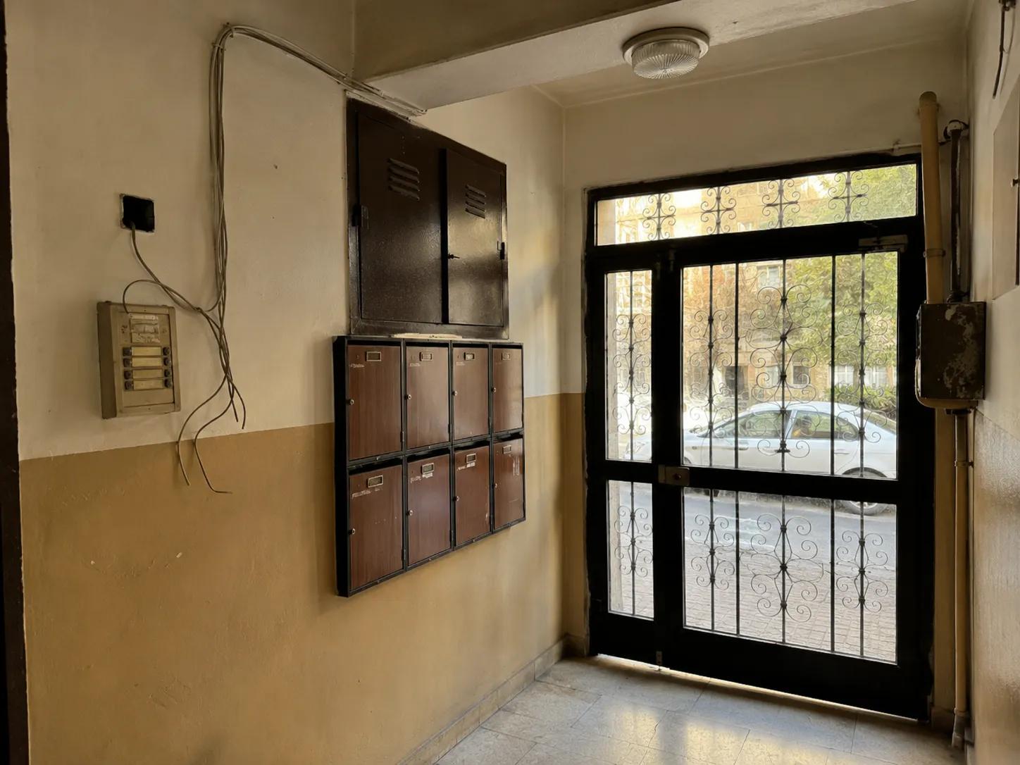 zil / diafon montajı öncesi apartman ortak alanı görünümü